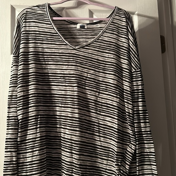 Old Navy Top 🩷 - Picture 2 of 7